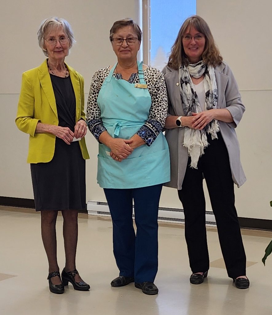 This image has an empty alt attribute; its file name is Eveline-Caners-Donna-Dansereau-Kim-Scammell-President-service-pins-recipients-885x1024.jpg